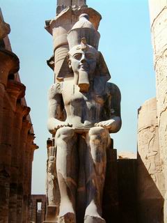 Ramses II statua, faraone seduto